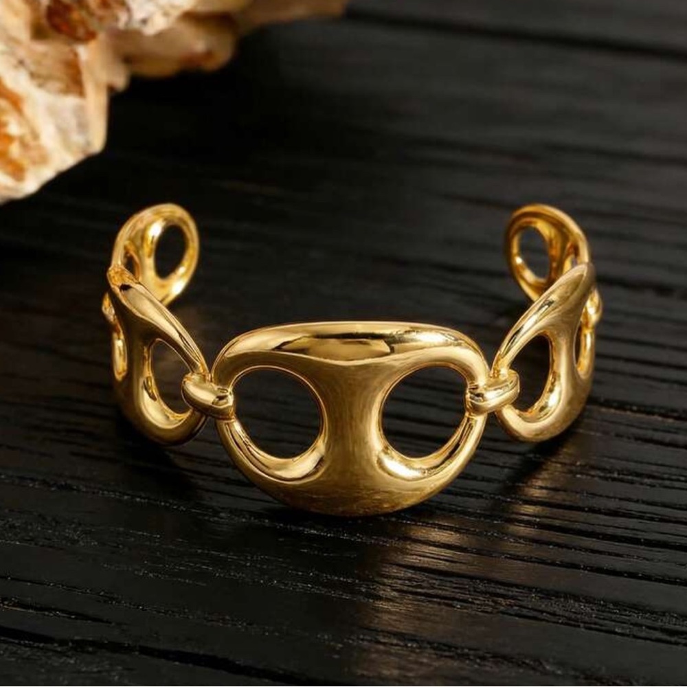 BOUTIQUE |  Gold Cuff Bracelet